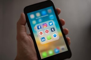 Social Media abgeben oder selbst machen